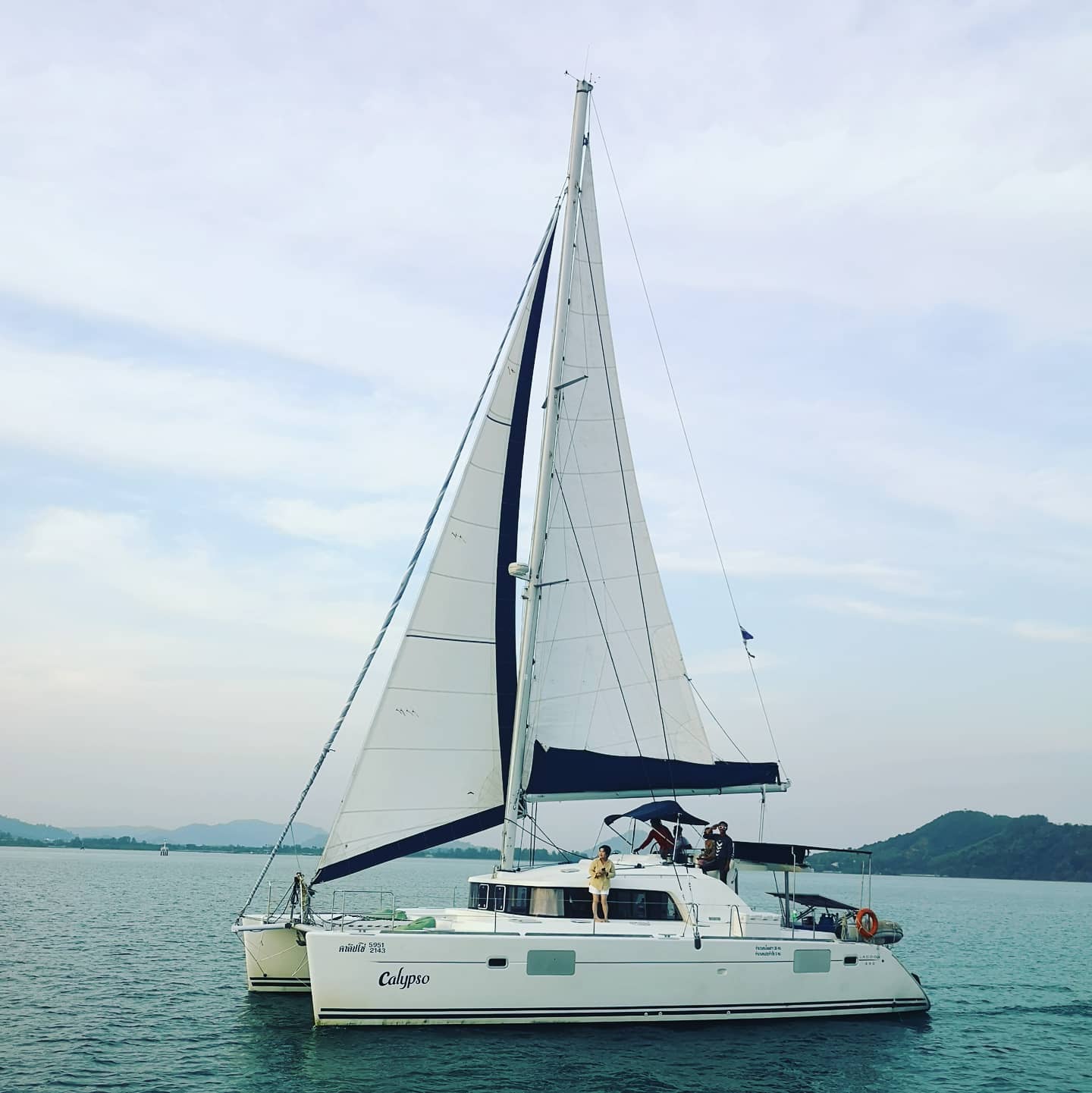 Phuket Boat Charter catarman with some tourists