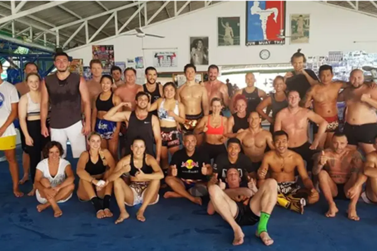 A group photo of the Muay Thai team of Jun Muay Thai in Koh Samui