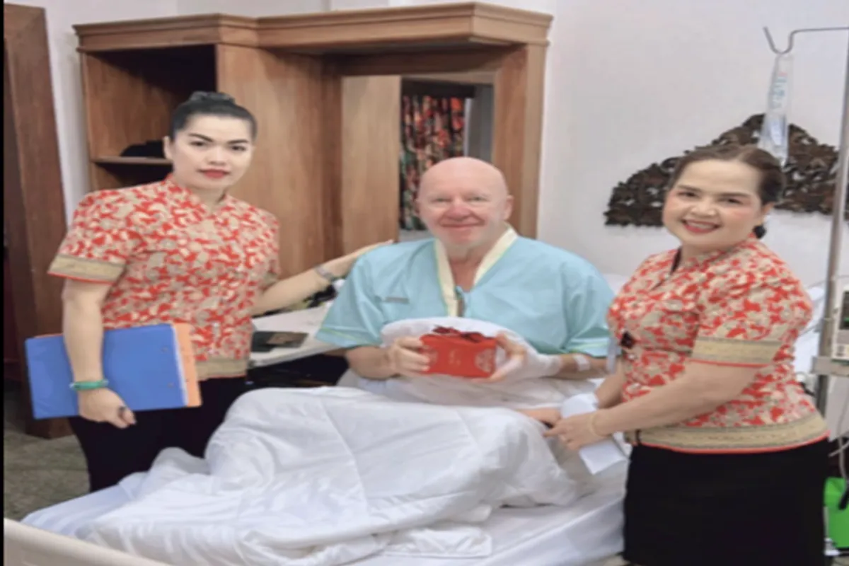 Two hospital staff are visiting a foreign patient at Bandon International Hospital in Koh Samui.