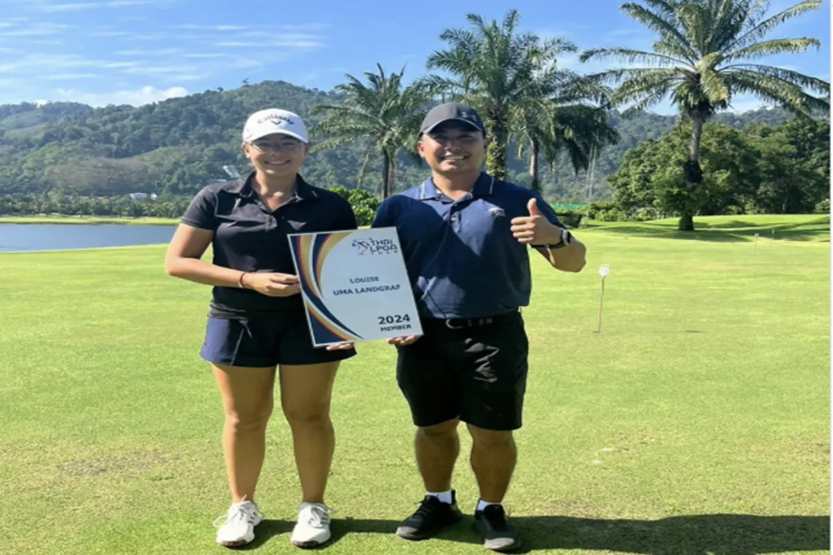 A man and a woman posing with a plaque of appreciation in their hands from Loch Palm Golf Club in Phuket.