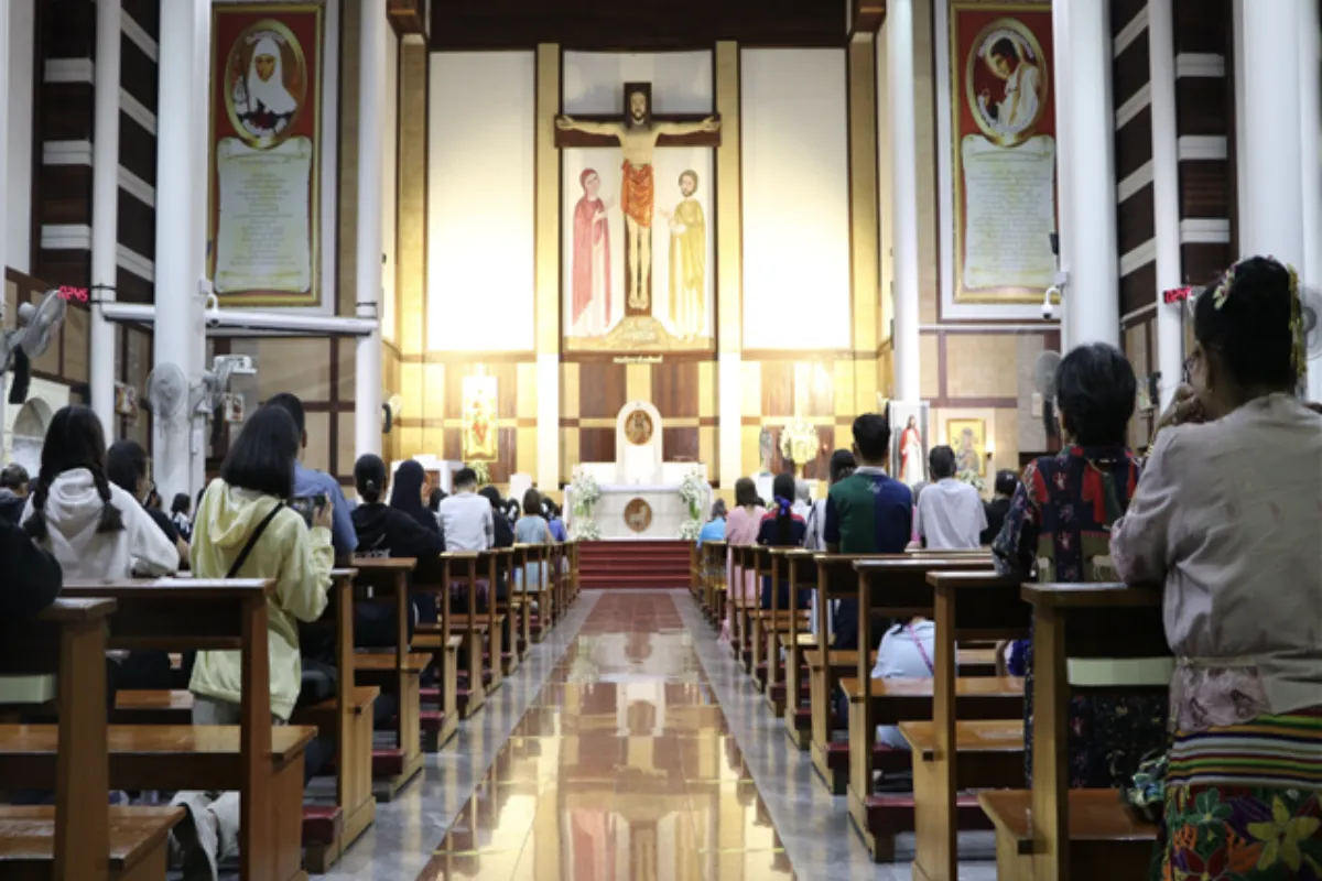A view of the mass inside the Sacred Heart Cathedral in Chiang Mai