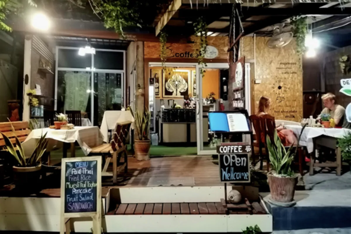 The entrance view of De’Coffee & Breakfast Cafe in Koh Tao