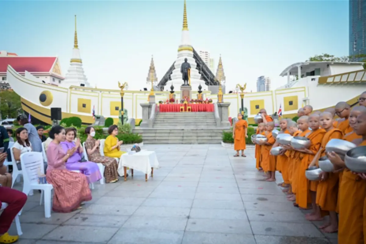 A view outside the Wat Yan Nawa during a ceremony with young monks in Bangkok