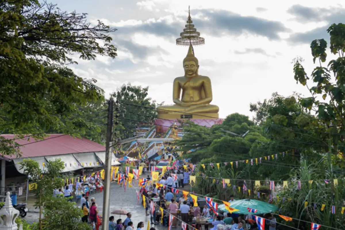 An overview of the crowd at the Wat Nong Yai in Pattaya